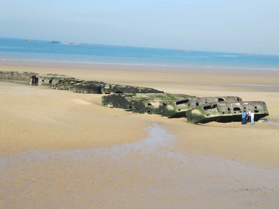 Gros plan sur les restes du port artificiel d'Arromanches -  Seconde-Guerre-Mondiale.com