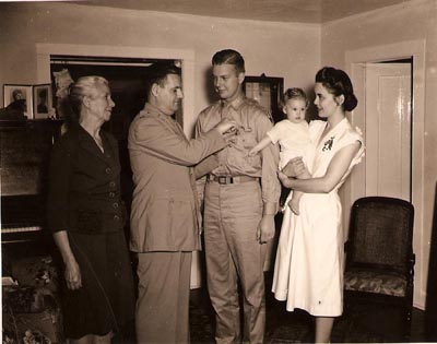 Lt Ossian Arthur Seipel receiving medal