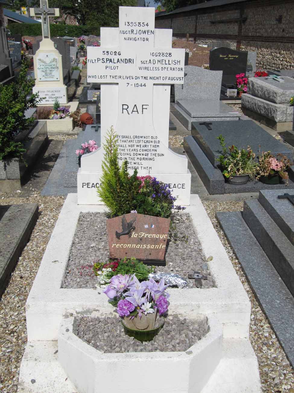 Commonwealth grave in the cemetery of La Frenaye in Normandy -  Seconde-Guerre-Mondiale.com